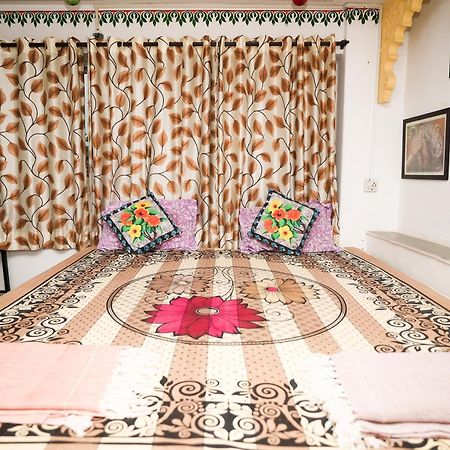 Nukkad Guest House Near City Palace Udaipur Exterior photo