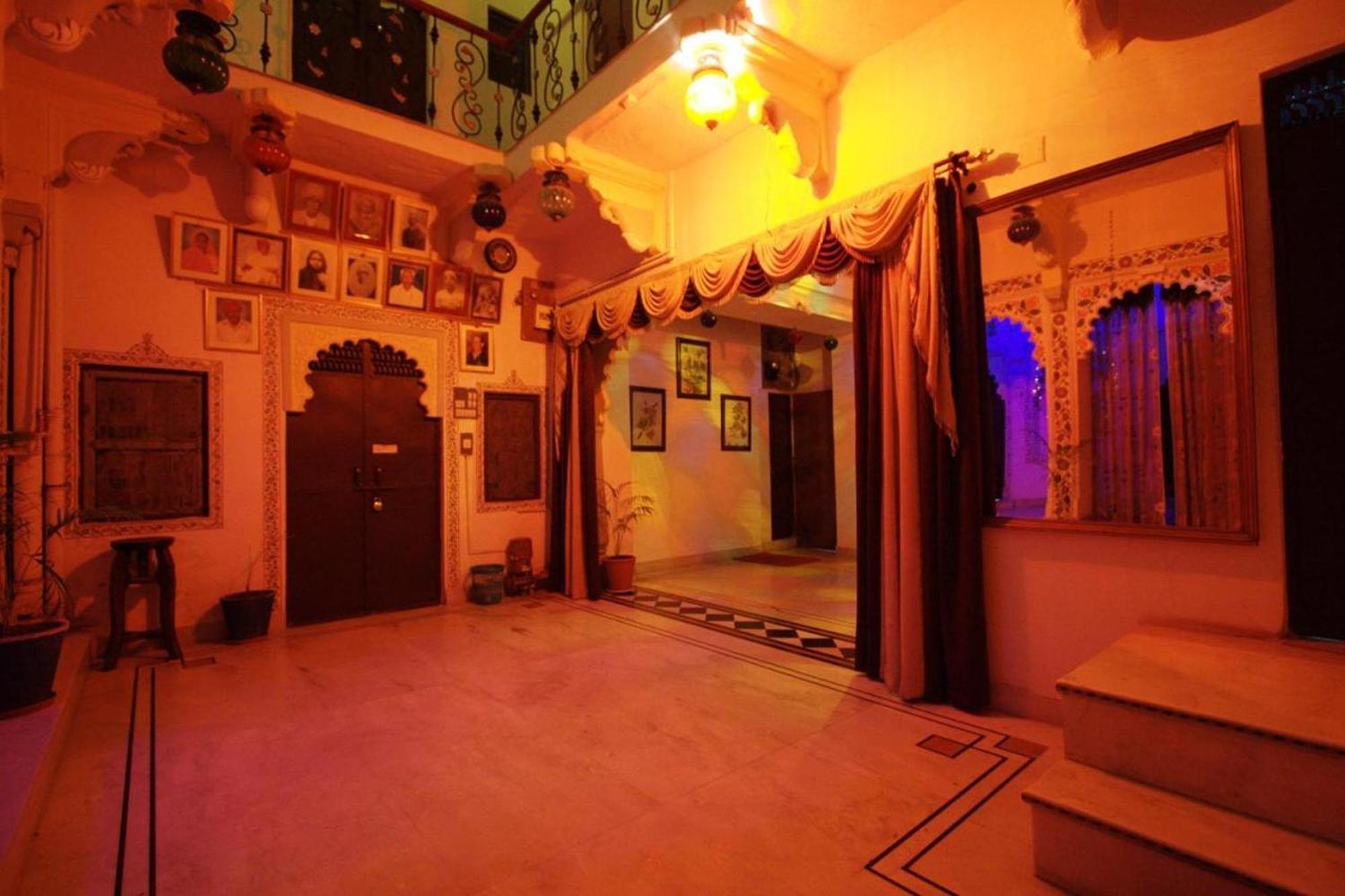 Nukkad Guest House Near City Palace Udaipur Exterior photo