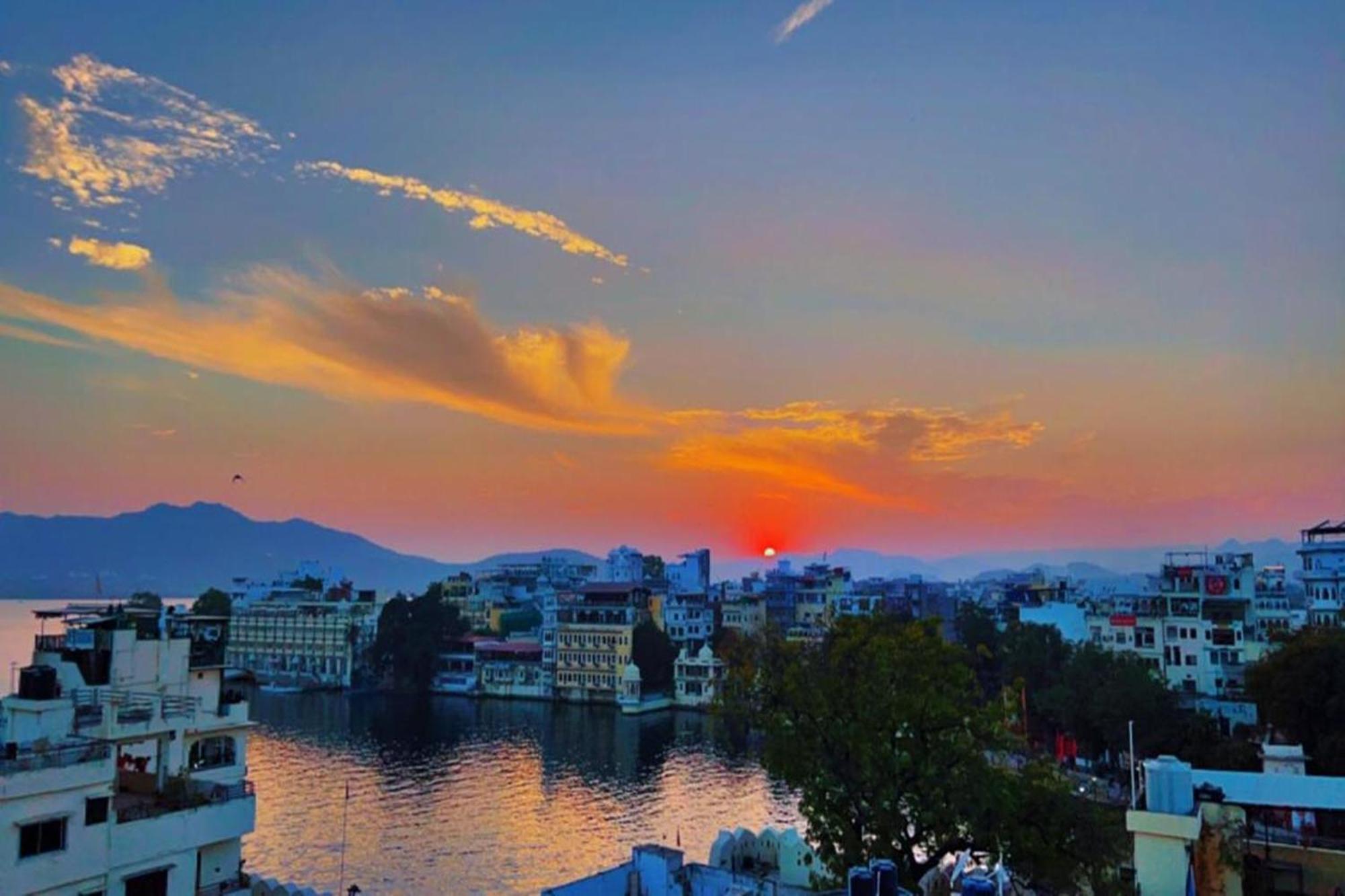 Nukkad Guest House Near City Palace Udaipur Exterior photo