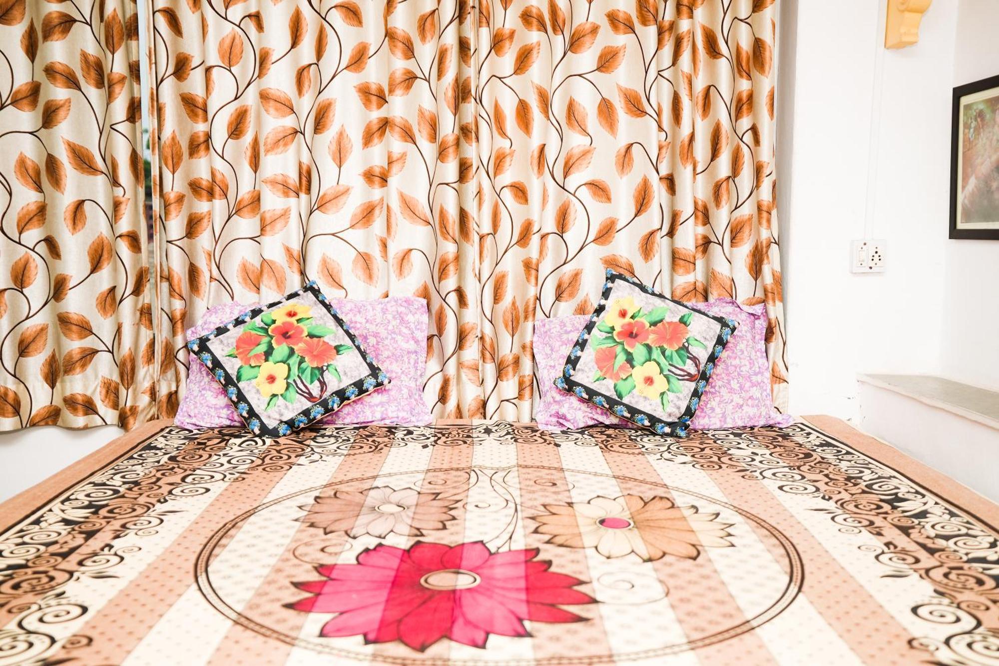 Nukkad Guest House Near City Palace Udaipur Exterior photo