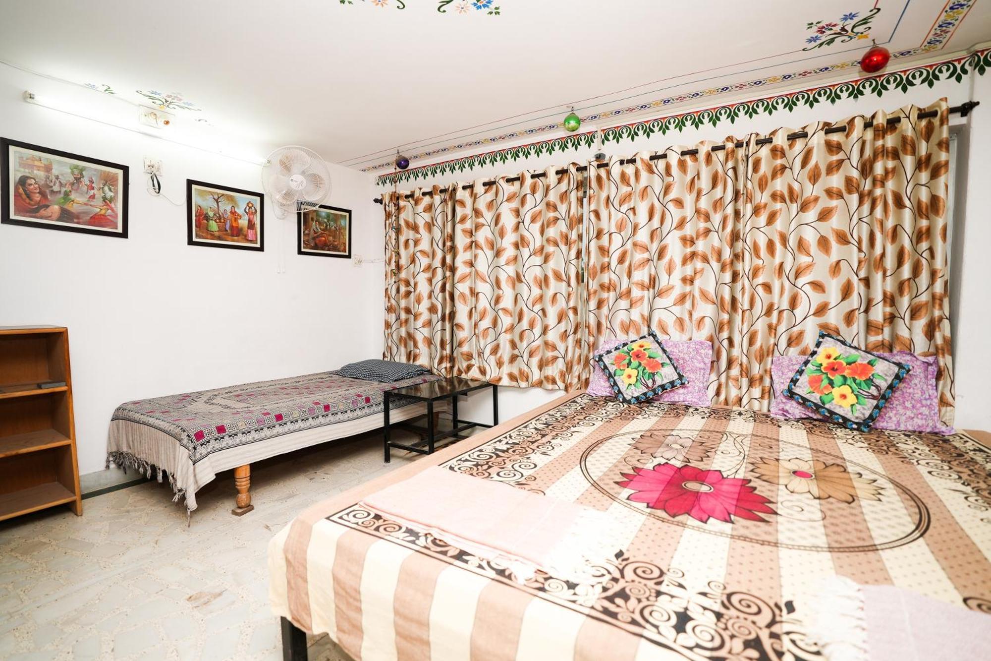 Nukkad Guest House Near City Palace Udaipur Exterior photo