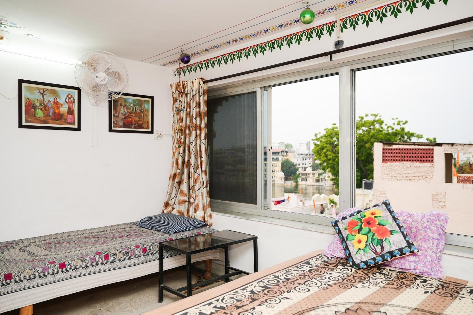 Nukkad Guest House Near City Palace Udaipur Exterior photo