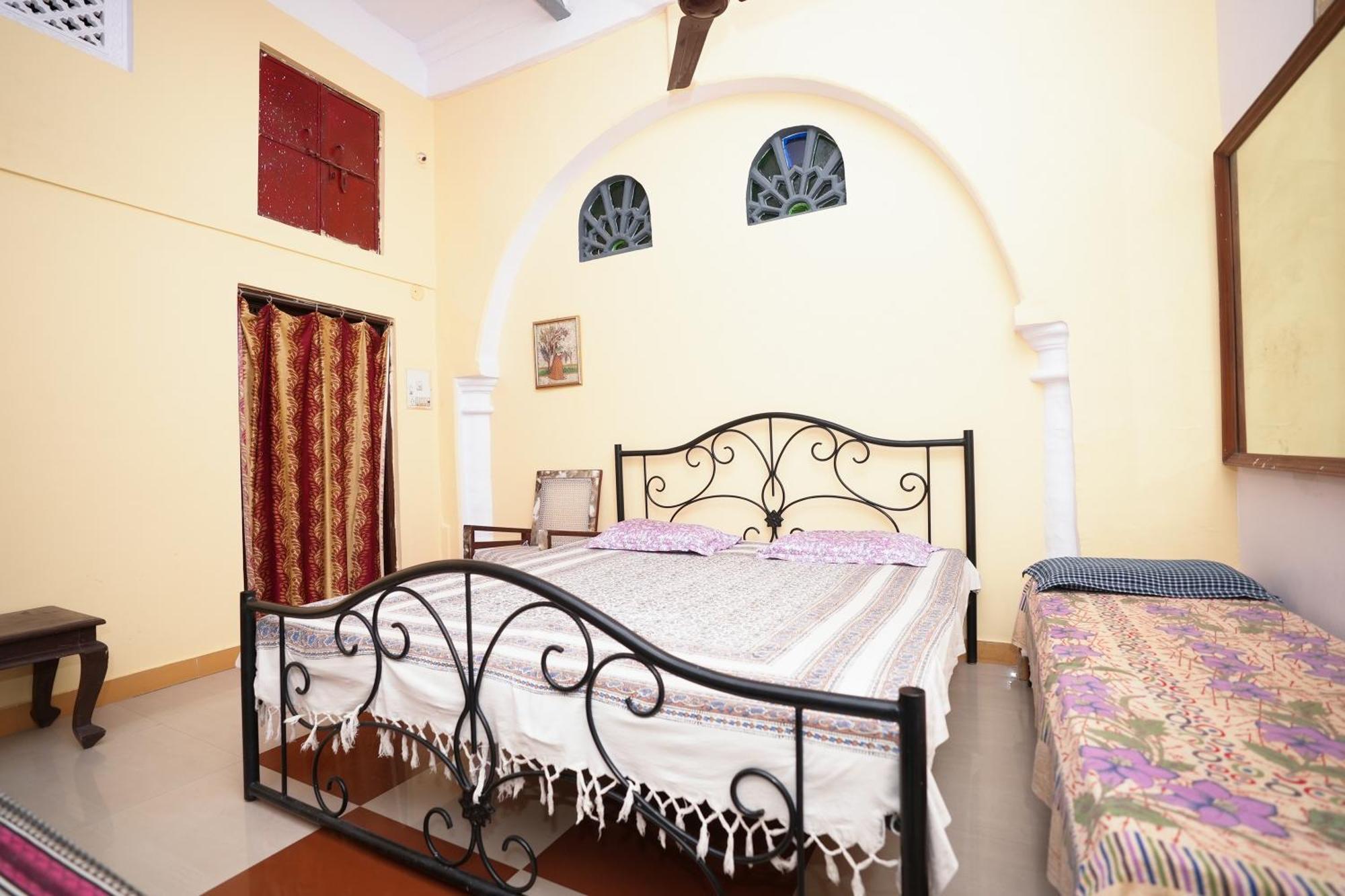 Nukkad Guest House Near City Palace Udaipur Exterior photo