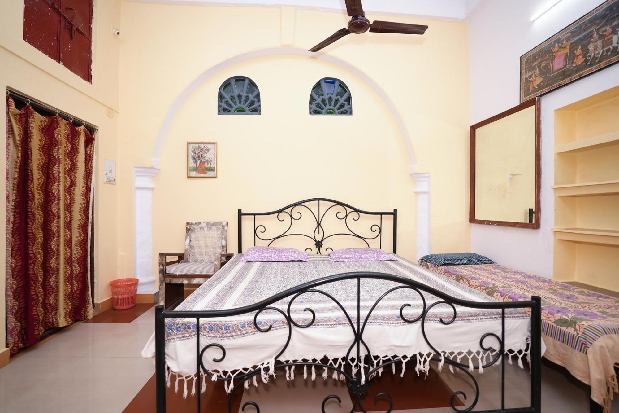 Nukkad Guest House Near City Palace Udaipur Exterior photo