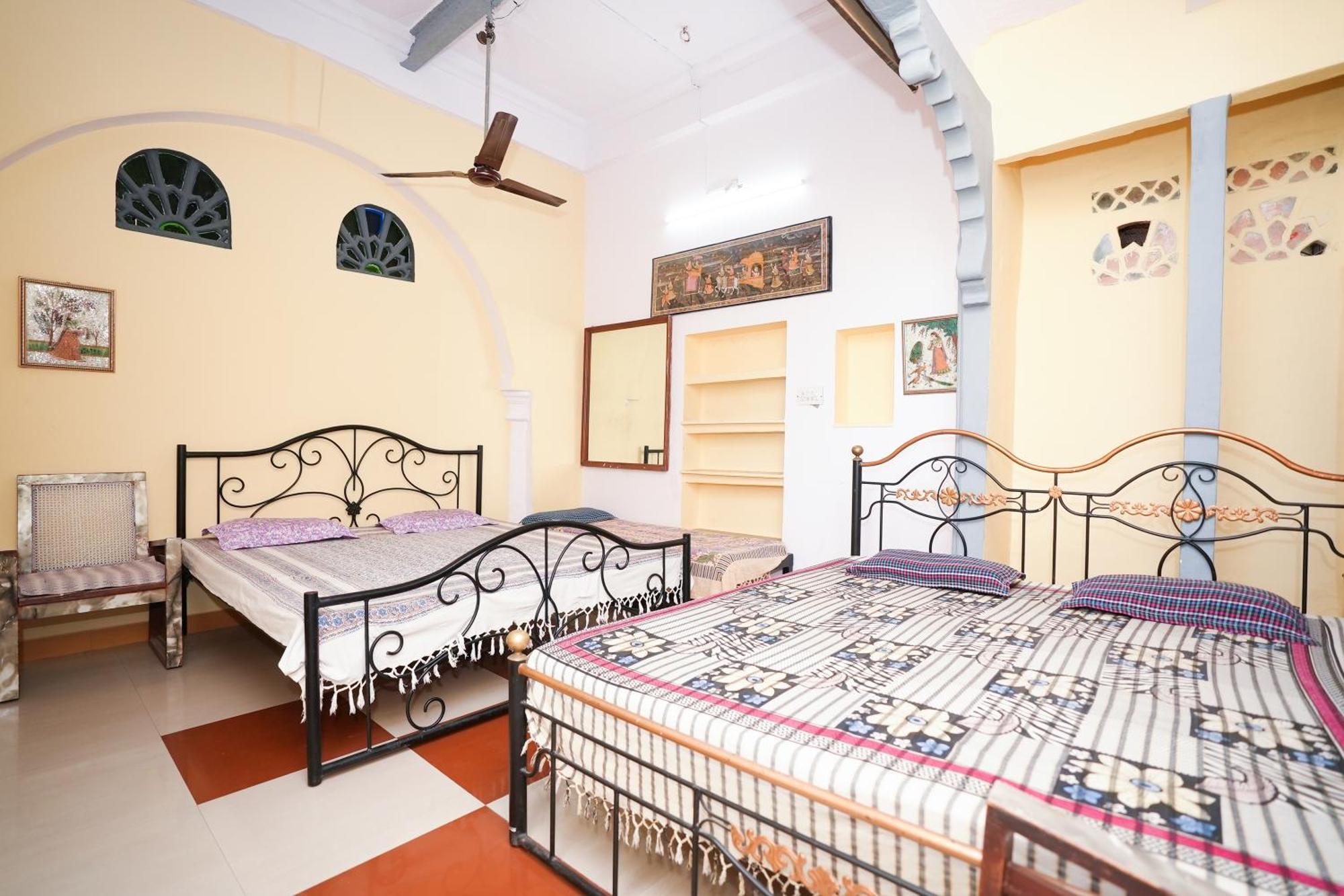 Nukkad Guest House Near City Palace Udaipur Exterior photo
