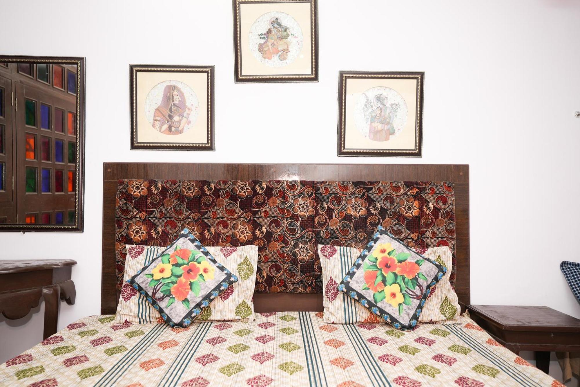 Nukkad Guest House Near City Palace Udaipur Exterior photo