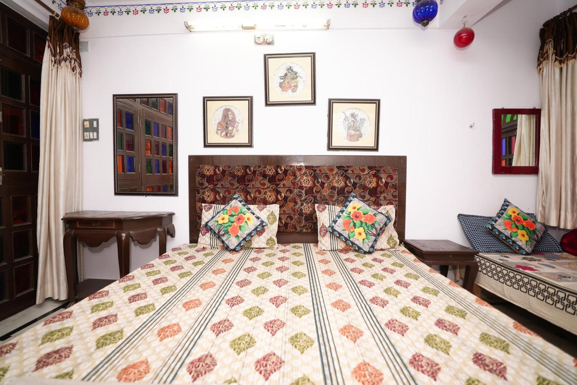 Nukkad Guest House Near City Palace Udaipur Exterior photo