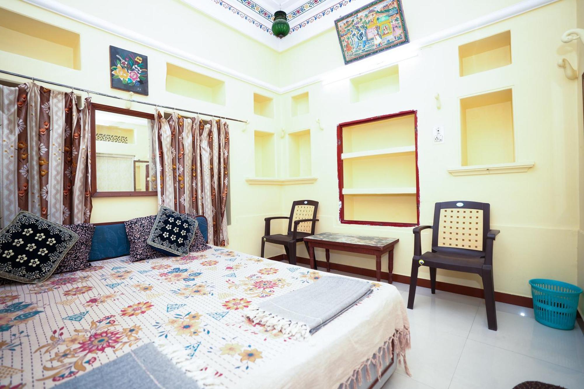 Nukkad Guest House Near City Palace Udaipur Exterior photo