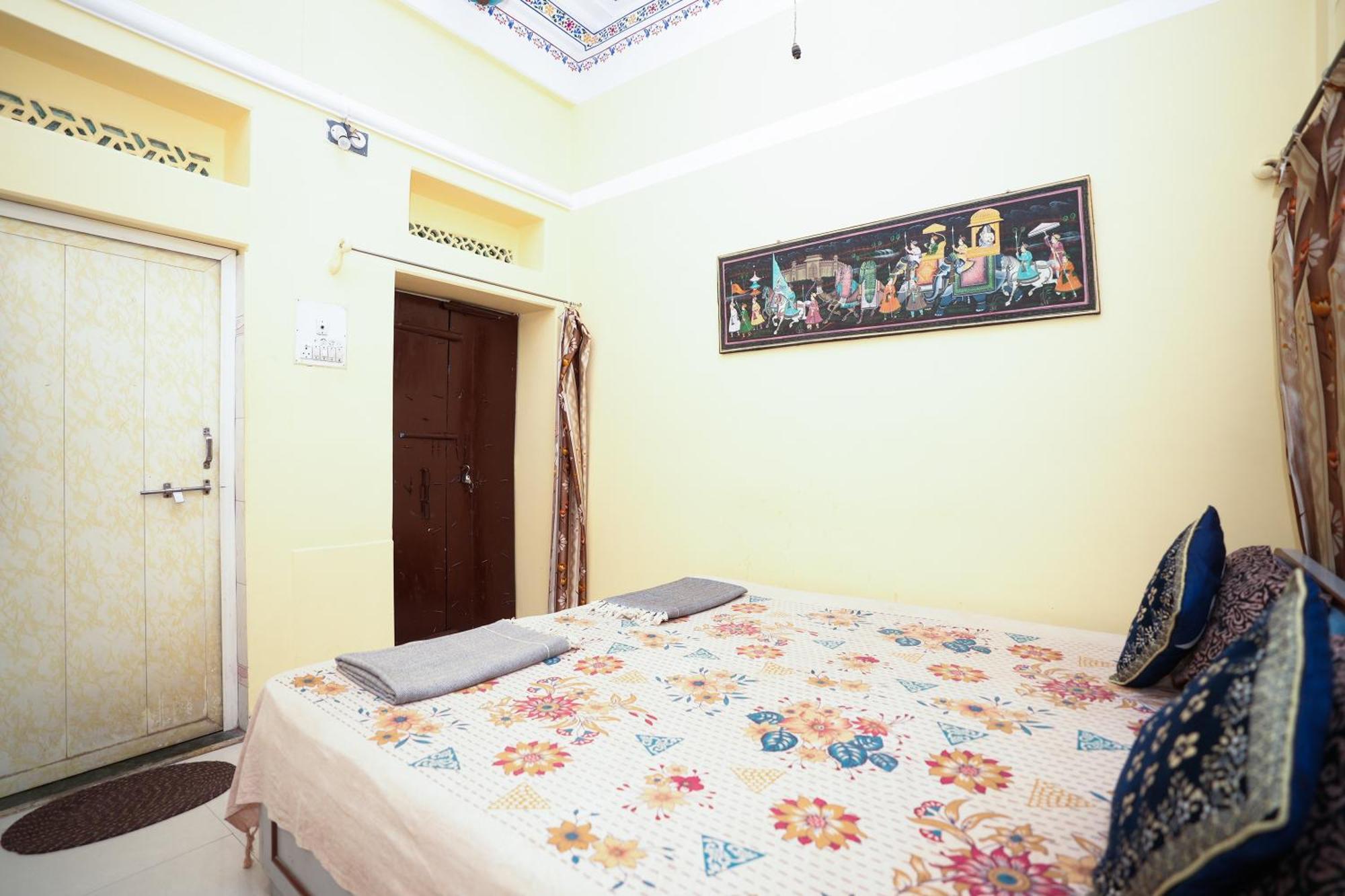 Nukkad Guest House Near City Palace Udaipur Exterior photo