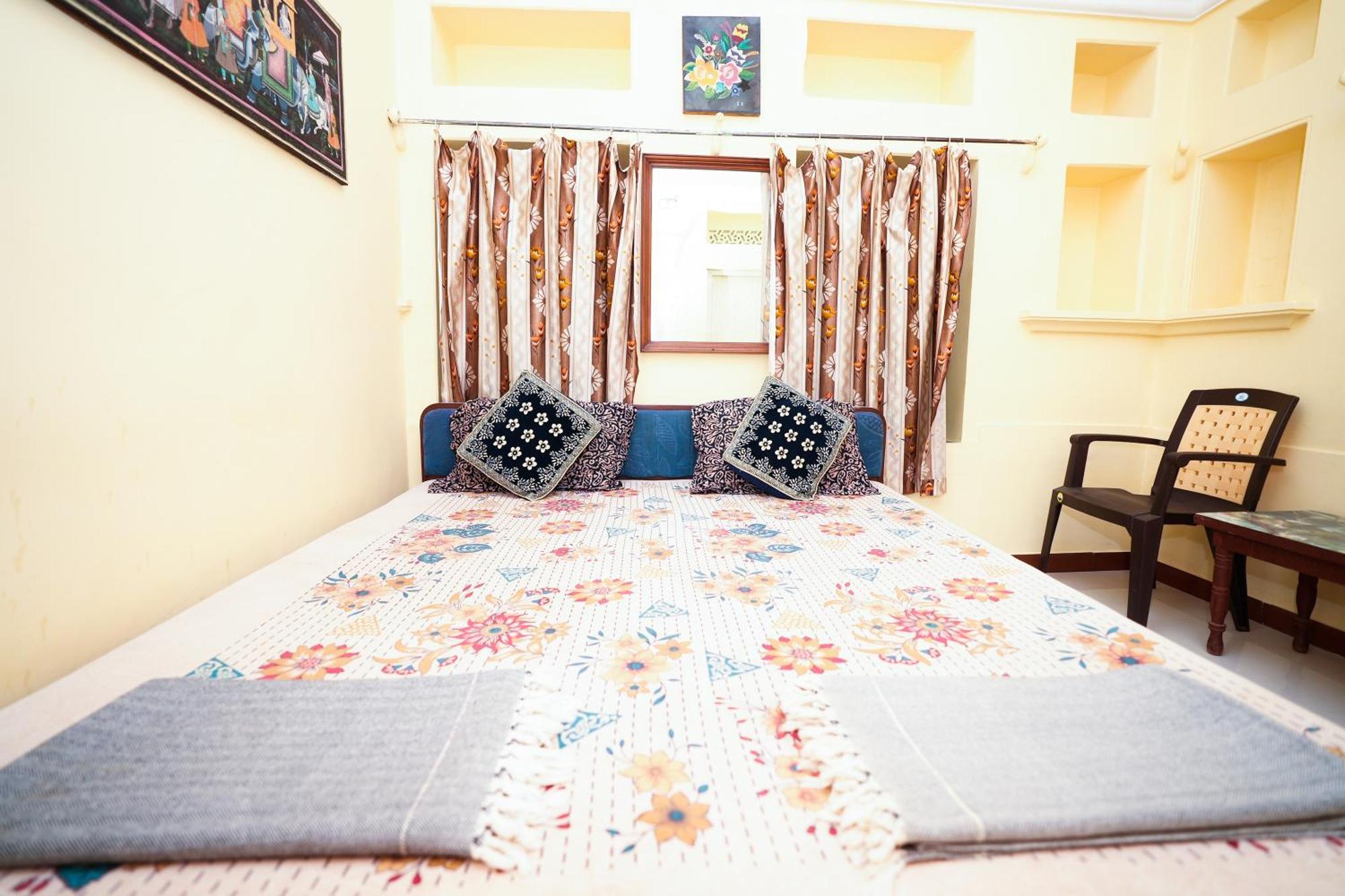 Nukkad Guest House Near City Palace Udaipur Exterior photo